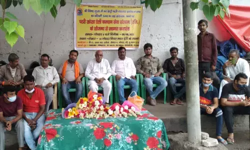 नोएडा विकास प्राधिकरण के ताना शाही रवैये से परेशान हैं पटरी, खोखा और ठेली वाले नोएडा विकास प्राधिकरण के ताना शाही रवैये से परेशान हैं पटरी, खोखा और ठेली वाले