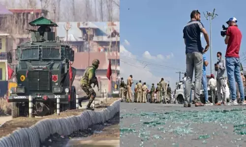 श्रीनगर में आतंकियों ने सुरक्षाबलों पर ग्रेनेड से किया अटैक,एक नागरिक घायल श्रीनगर में आतंकियों ने सुरक्षाबलों पर ग्रेनेड से किया अटैक,एक नागरिक घायल