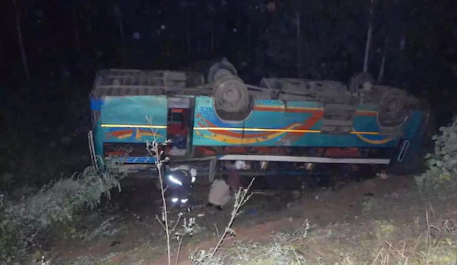 मुरादाबाद में तेज रफ्तार डबल डेकर बस 20 फीट गहरी खाई में पलटी, कई घायल मुरादाबाद में तेज रफ्तार डबल डेकर बस 20 फीट गहरी खाई में पलटी, कई घायल
