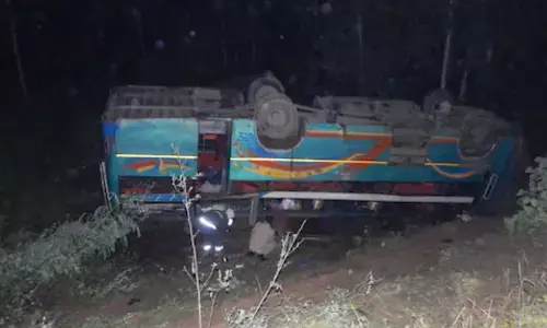 मुरादाबाद में  तेज रफ्तार डबल डेकर बस 20 फीट गहरी खाई में पलटी, कई घायल