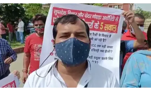 फ्लैट की रजिस्ट्री ना होने से नाराज सोसाइटी के सैकड़ों निवासियों ने प्राधिकरण दफ्तर का किया घेराव जमकर की नारेबाजी फ्लैट की रजिस्ट्री ना होने से नाराज सोसाइटी के सैकड़ों निवासियों ने प्राधिकरण दफ्तर का किया घेराव जमकर की नारेबाजी
