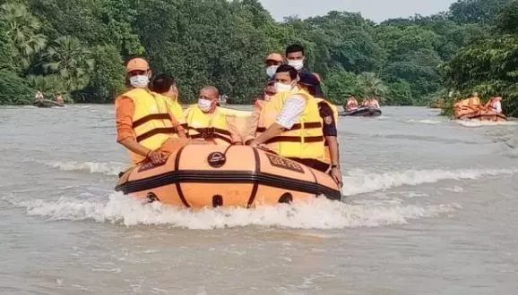 नाव से सीएम योगी ने जाना वाराणसी में बाढ़ का हाल