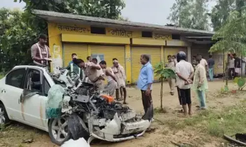दर्दनाक सड़क हादसे मे पति-पत्नी और तीन बच्चों की मौत दर्दनाक सड़क हादसे मे पति-पत्नी और तीन बच्चों की मौत