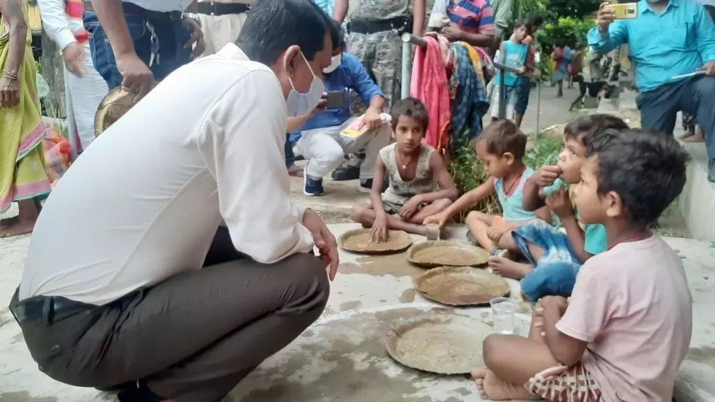 आपदा राहत केंद्र में गंदगी देख भड़के अधिकारी आपदा राहत केंद्र में गंदगी देख भड़के अधिकारी