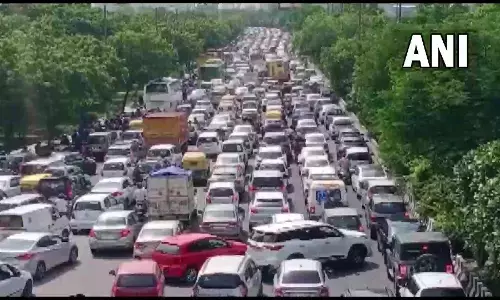 नोएडा बॉर्डर पर लगा भीषण जाम, जानें क्या है वजह? नोएडा बॉर्डर पर लगा भीषण जाम, जानें क्या है वजह?
