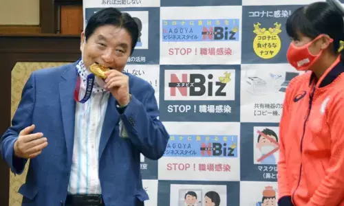 ये क्या? खिलाडी का गोल्ड मेडल खा गए मेयर, फिर.. ये क्या? खिलाडी का गोल्ड मेडल खा गए मेयर, फिर..