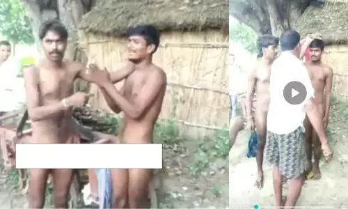 घंटा चोरी के आरोप में दो युवकों की नंगा करके पिटाई‚ पूरे गांव में घुमाया घंटा चोरी के आरोप में दो युवकों की नंगा करके पिटाई‚ पूरे गांव में घुमाया