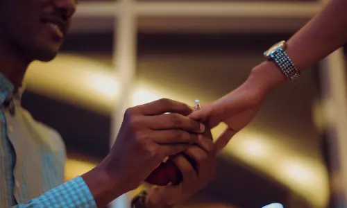 61 साल की दादी ने 24 साल के बॉयफ्रेंड से की सगाई, तस्वीर हुई वायरल 61 साल की दादी ने 24 साल के बॉयफ्रेंड से की सगाई, तस्वीर हुई वायरल