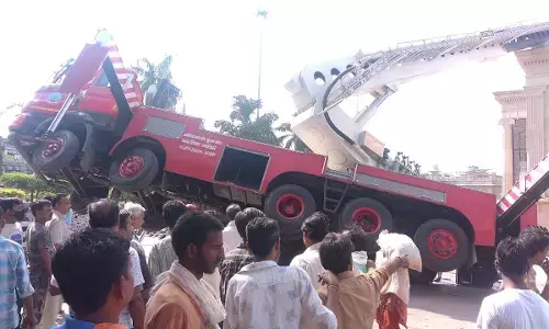 मध्य प्रदेश में बड़ा हादसा : ग्वालियर में झंडा लगाते समय क्रेन टूटी, 3 की मौके पर मौत, CM ने जताया दुख मध्य प्रदेश में बड़ा हादसा : ग्वालियर में झंडा लगाते समय क्रेन टूटी, 3 की मौके पर मौत, CM ने जताया दुख