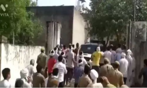मुजफ्फरनगर:बीजेपी विधायक की गाड़ी पर भाकियू कार्यकर्ताओं ने किया हमला मुजफ्फरनगर:बीजेपी विधायक की गाड़ी पर भाकियू कार्यकर्ताओं ने किया हमला