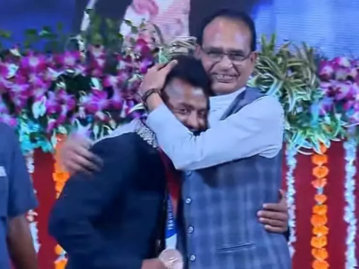 संवाद गुरू शिवराज: जनता से संवाद बनाना कोई शिवराज जी से सीखे… संवाद गुरू शिवराज: जनता से संवाद बनाना कोई शिवराज जी से सीखे…