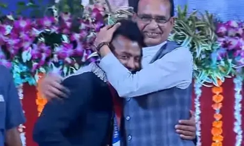 संवाद गुरू शिवराज: जनता से संवाद बनाना कोई शिवराज जी से सीखे… संवाद गुरू शिवराज: जनता से संवाद बनाना कोई शिवराज जी से सीखे…