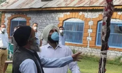 आतंकी बुरहान वानी के पिता ने फहराया तिरंगा,गाया राष्ट्रगान आतंकी बुरहान वानी के पिता ने फहराया तिरंगा,गाया राष्ट्रगान