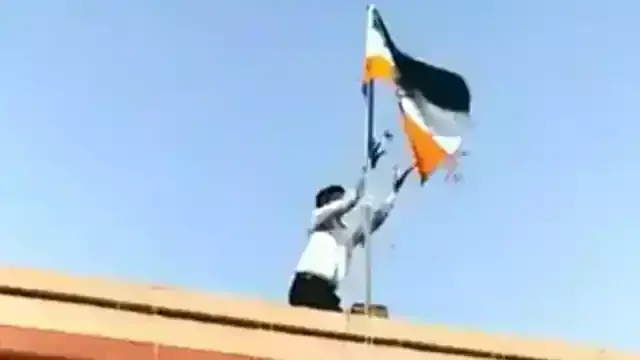 यूपी:औरैया के डीएम ने फेहराया उल्टा झंडा,वीडियो वायरल यूपी:औरैया के डीएम ने फेहराया उल्टा झंडा,वीडियो वायरल