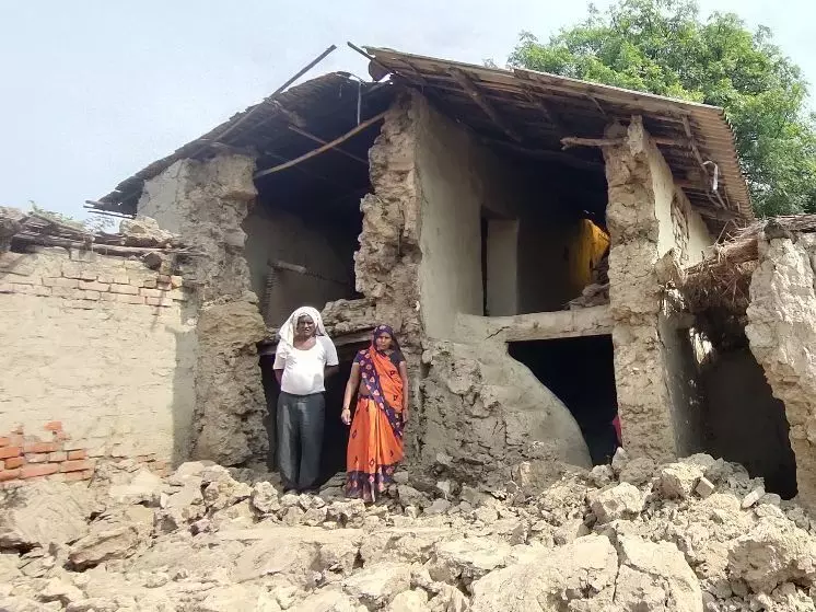 बारिश के पानी से गिरा गरीब का आशियाना बारिश के पानी से गिरा गरीब का आशियाना