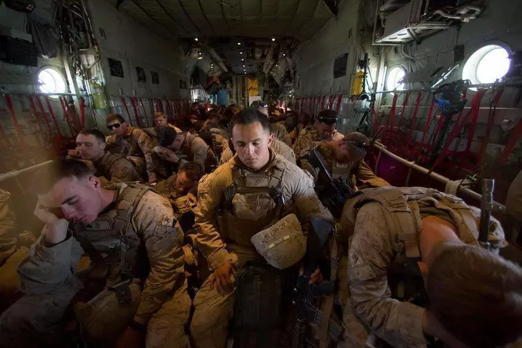 काबुल में अमेरिकी दूतावास ने लोगो की निकासी के बाद हवाई अड्डे पर कर्मचारियों को आराम दिया है ..