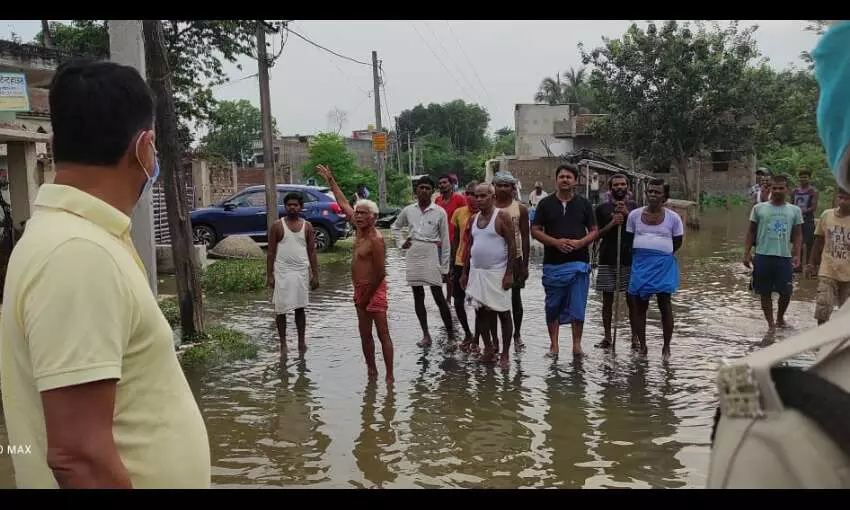 बाढ़ प्रभावित क्षेत्रों का किया निरीक्षण, जिला पदाधिकारी नवीन कुमार ने दिया ये निर्देश