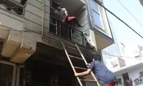 पांच मंजिला मकान में लगी भीषण आग, जिंदा जली दो बच्चियों की मौत पांच मंजिला मकान में लगी भीषण आग, जिंदा जली दो बच्चियों की मौत