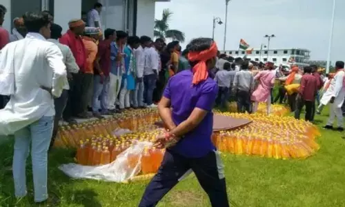 यहां फ्री में पेट्रोल लेने के लिए मची होड़, पुलिस ने किया लाठीचार्ज यहां फ्री में पेट्रोल लेने के लिए मची होड़, पुलिस ने किया लाठीचार्ज