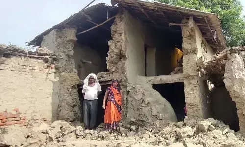 बारिश के पानी से गिरा गरीब का आशियाना बारिश के पानी से गिरा गरीब का आशियाना