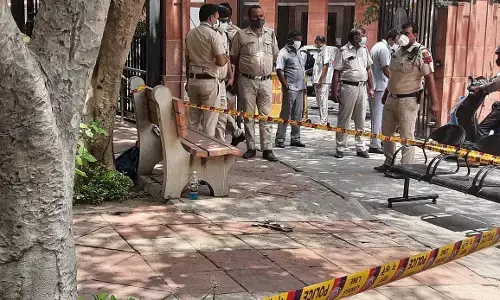 सुप्रीम कोर्ट के सामने महिला, पुरुष ने खुद को लगाई आग सुप्रीम कोर्ट के सामने महिला, पुरुष ने खुद को लगाई आग