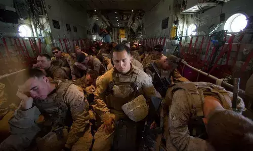 काबुल में अमेरिकी दूतावास ने लोगो की निकासी के बाद हवाई अड्डे पर कर्मचारियों को आराम दिया है .. काबुल में अमेरिकी दूतावास ने लोगो की निकासी के बाद हवाई अड्डे पर कर्मचारियों को आराम दिया है ..