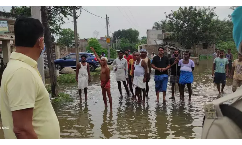 बाढ़ प्रभावित क्षेत्रों का किया निरीक्षण, जिला पदाधिकारी नवीन कुमार ने दिया ये निर्देश बाढ़ प्रभावित क्षेत्रों का किया निरीक्षण, जिला पदाधिकारी नवीन कुमार ने दिया ये निर्देश