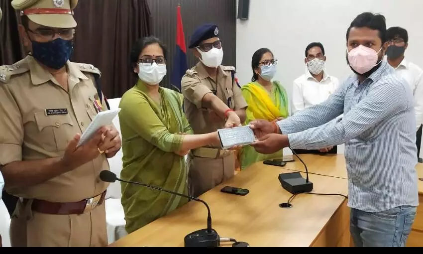 डीएम अपूर्वा दुबे व एसपी राजेश सिंह ने लोगों को बांटे मोबाइल, मोबाइल हैंडसेट पाकर खिले लोगों के चेहरे डीएम अपूर्वा दुबे व एसपी राजेश सिंह ने लोगों को बांटे मोबाइल, मोबाइल हैंडसेट पाकर खिले लोगों के चेहरे
