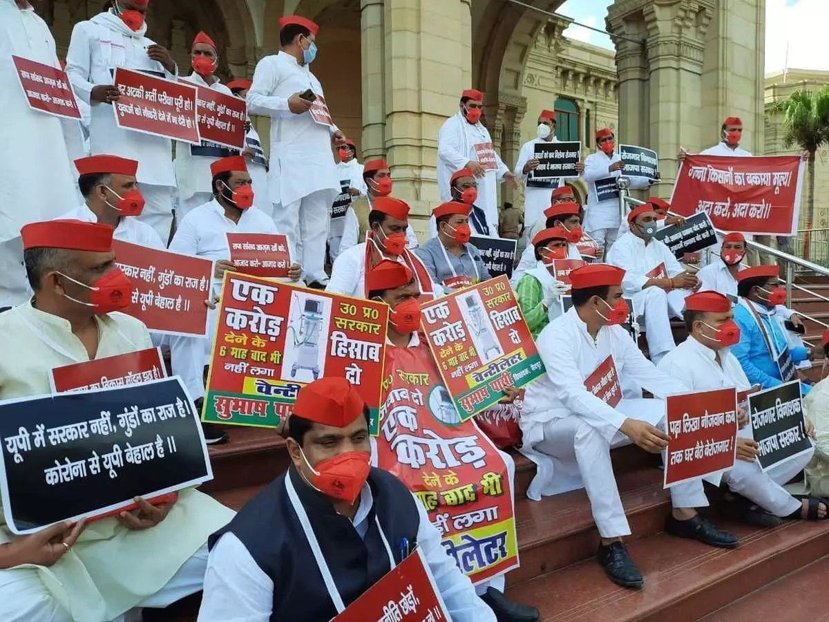 यूपी:मॉनसून सत्र में सीएम योगी ने सदन में फिर उठाया अब्बा जान का मुद्दा,सपा ने वेल में जाकर किया जोरदार हंगामा यूपी:मॉनसून सत्र में सीएम योगी ने सदन में फिर उठाया अब्बा जान का मुद्दा,सपा ने वेल में जाकर किया जोरदार हंगामा