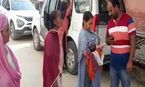 अस्पताल की लापरवाही के कारण एक नवजात शिशु की हुई मौत,परिजनों ने किया हंगामा अस्पताल की लापरवाही के कारण एक नवजात शिशु की हुई मौत,परिजनों ने किया हंगामा
