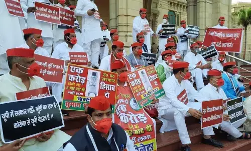 यूपी:मॉनसून सत्र में सीएम योगी ने सदन में फिर उठाया अब्बा जान का मुद्दा,सपा ने वेल में जाकर किया जोरदार हंगामा यूपी:मॉनसून सत्र में सीएम योगी ने सदन में फिर उठाया अब्बा जान का मुद्दा,सपा ने वेल में जाकर किया जोरदार हंगामा