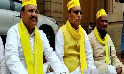 ओम प्रकाश राजभर सदन के अंदर धरने पर बैठे, आंदोलन करने की दी चेतावनी ओम प्रकाश राजभर सदन के अंदर धरने पर बैठे, आंदोलन करने की दी चेतावनी