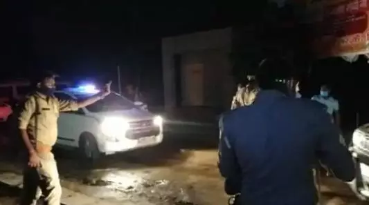 आधी रात दो पक्षों के बीच ताबड़तोड़ फायरिंग में तीन लोगों को गोली लगी आधी रात दो पक्षों के बीच ताबड़तोड़ फायरिंग में तीन लोगों को गोली लगी