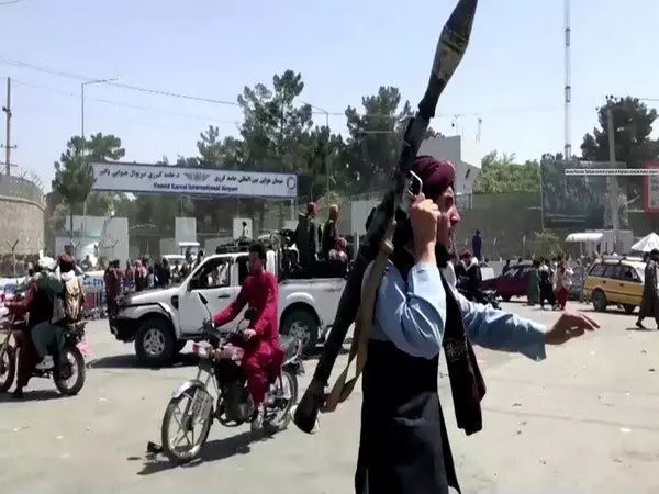 निराश होकर अफगान महिलाओं ने काबुल हवाई अड्डे के परिसर में बच्चों को रेजर के तार पर फेंका..