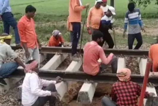 रेल हादसा होने से बचा, बिना ठीक किए ऊपर से गुजार गई दो ट्रेनें रेल हादसा होने से बचा, बिना ठीक किए ऊपर से गुजार गई दो ट्रेनें