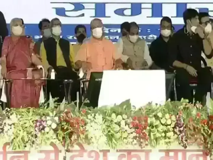 ओलिंपिक खिलाड़ियों को सीएम योगी ने किया सम्मानित,नीरज चोपड़ा को दो करोड़ दिए