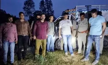 पुलिस और गौ तस्करों में जवाबी फायरिंग, 2 पुलिसकर्मी और 3 तस्कर घायल, 2 को दौड़ाकर दबोचा पुलिस और गौ तस्करों में जवाबी फायरिंग, 2 पुलिसकर्मी और 3 तस्कर घायल, 2 को दौड़ाकर दबोचा
