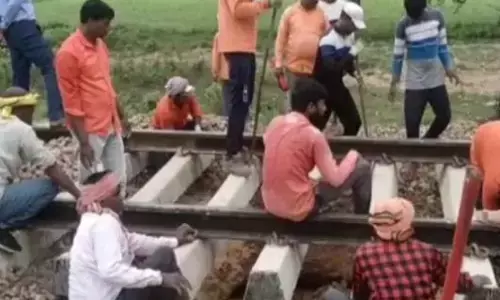 रेल हादसा होने से बचा, बिना ठीक किए ऊपर से गुजार गई दो ट्रेनें रेल हादसा होने से बचा, बिना ठीक किए ऊपर से गुजार गई दो ट्रेनें