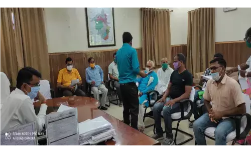 अधिक शुल्क वसूली करने वालों के खिलाफ होगी सख्त कार्रवाई