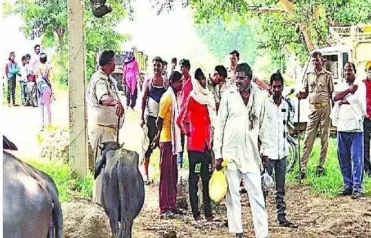 घंटों शव लेकर भटकते रहे परिजन, पुलिस की मौजूदगी में हुआ अंतिम संस्कार घंटों शव लेकर भटकते रहे परिजन, पुलिस की मौजूदगी में हुआ अंतिम संस्कार