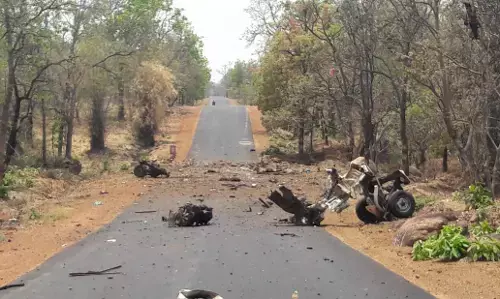 नक्सली हमले में दो जवान शहीद,एके-47 सहित कई उपकरण लेकर फरार नक्सली हमले में दो जवान शहीद,एके-47 सहित कई उपकरण लेकर फरार