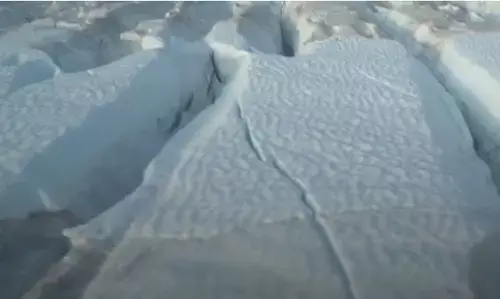 ग्रीनलैंड के आइस शीट सम्मिट में रिकॉर्ड किए गए इतिहास में पहली बार हुई अभूतपूर्व बारिश..