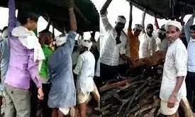 आखिर ऐसा क्या हुआ, दलित महिला के शव को टायर और डीजल से जलाना पड़ा आखिर ऐसा क्या हुआ, दलित महिला के शव को टायर और डीजल से जलाना पड़ा