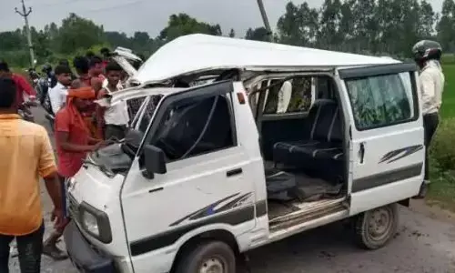 डम्पर ने कार में टक्कर मारी, चालक समेत 6 घायल डम्पर ने कार में टक्कर मारी, चालक समेत 6 घायल