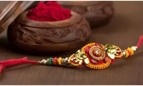 रक्षाबंधन कल, जानें राखी बांधने का शुभ मुहूर्त, इस विधि से बहन भाई की कलाई में बांधें राखी रक्षाबंधन कल, जानें राखी बांधने का शुभ मुहूर्त, इस विधि से बहन भाई की कलाई में बांधें राखी