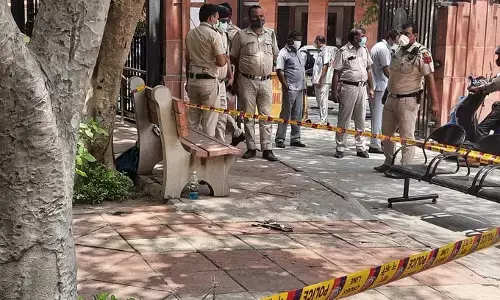 सुप्रीम कोर्ट के सामने आग लगाने वाले युवक की अस्पताल में हुई मौत, जिंदगी-मौत से जूझ रही युवती सुप्रीम कोर्ट के सामने आग लगाने वाले युवक की अस्पताल में हुई मौत, जिंदगी-मौत से जूझ रही युवती