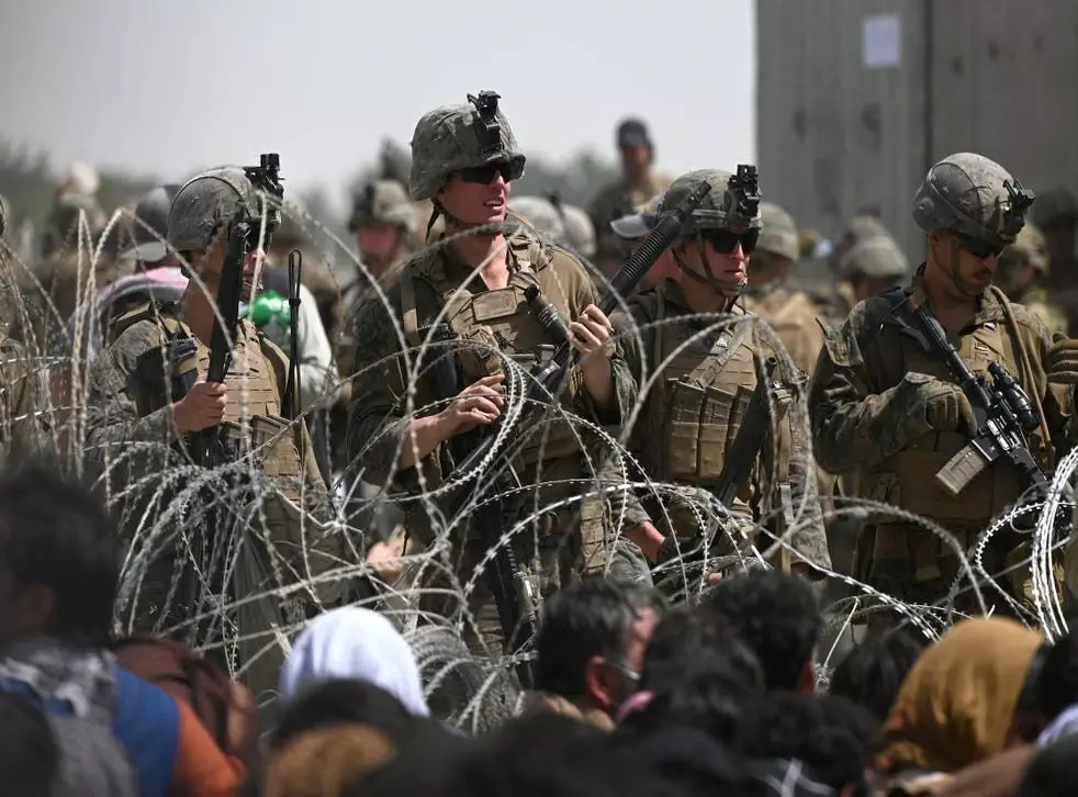 अफगानिस्तान : अमेरिकी अधिकारियों का कहना है,कि इस्लामिक स्टेट के खतरे से हवाईअड्डों को खाली कराया जा सकता है..