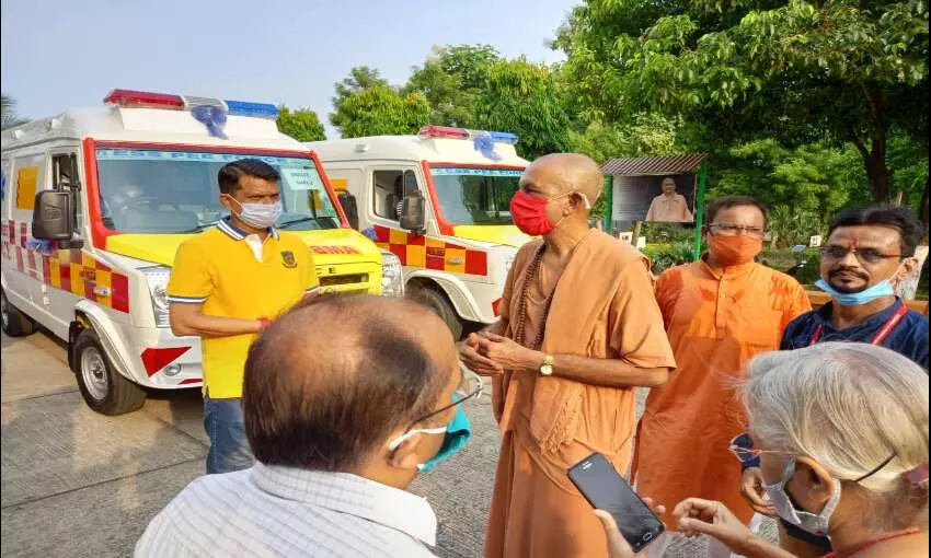 बिहार योग विद्यालय ने तीन एम्बुलेंस शहर के तीन संस्थानों को सौंपे बिहार योग विद्यालय ने तीन एम्बुलेंस शहर के तीन संस्थानों को सौंपे