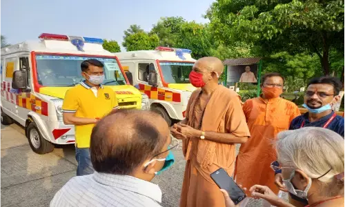 बिहार योग विद्यालय ने तीन एम्बुलेंस शहर के तीन संस्थानों को सौंपे बिहार योग विद्यालय ने तीन एम्बुलेंस शहर के तीन संस्थानों को सौंपे