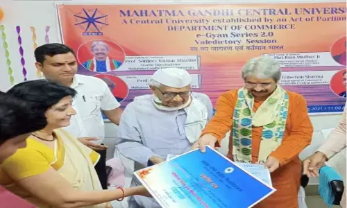 पुरस्कार में मिली इक्यावन हजार की राशि को सुजाता ने गांधी आश्रम को किया दान पुरस्कार में मिली इक्यावन हजार की राशि को सुजाता ने गांधी आश्रम को किया दान